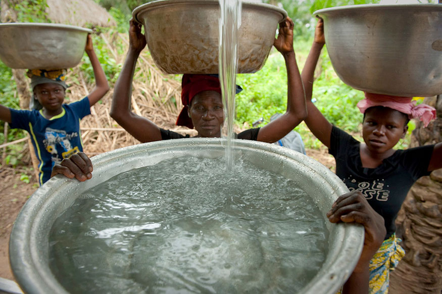 UNICEF: mulheres e meninas de todo o mundo gastam 200 milhões de horas por dia para ir buscar água
