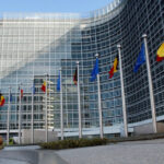 fachada do edifício da comissão europeia. bandeiras dos estados membros.
