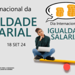 Dia Internacional da Igualdade Salarial, 18 set 24, uma mulher e um homem, ambos com um computador portátil ao colo, sentados em cima de um lápis. Balão de banda desenhada com moedas.