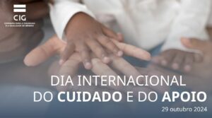 Mãos sobrepostas de uma criança negra, uma mulher branca, um homem negro. Dia Internacional do Cuidado e do Apoio. 29 outubro 2024. 