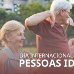 Três pessoas idosas, duas mulheres e um homem, a praticar atividade física