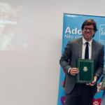 Presidente da CIG e Vice Presidente da Câmara Municipal Matosinhos mostram protocolo assinado. dia munidal do animal.