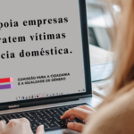 mulher trabalha ao computador.