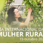 mulher apanha pêras de uma pereira. dia internacional da mulher rural. 15 de outubro 2024. logótipo cig