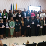 Fotografia de grupo com os e as representantes das autarquias premiadas