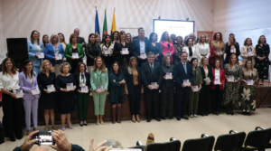 Fotografia de grupo com os e as representantes das autarquias premiadas