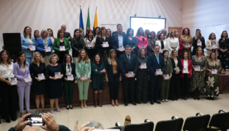 Fotografia de grupo com os e as representantes das autarquias premiadas