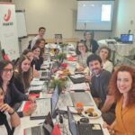 Fotografia dos participantes na mesa de reuniõe