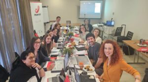 Fotografia dos participantes na mesa de reuniõe 