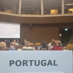 Fotografia da sala de reuniões com a identificação de Portugal ao centro