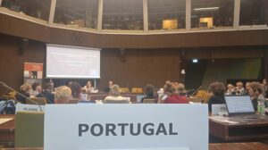 Fotografia da sala de reuniões com a identificação de Portugal ao centro