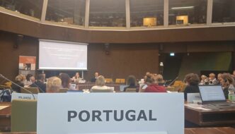 Fotografia da sala de reuniões com a identificação de Portugal ao centro