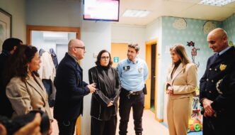 Fotografia da visita a espaço, onde surgem a Presidente da CIG à esquerda, a Ministra à direita e os elementos do Espaço Júlia ao centro.