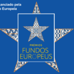 Uma estrela sobre a frase Premio Fundos Europeus num retangulo com fundo azul, sobreposto sobre uma estrela