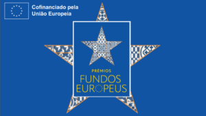 Uma estrela sobre a frase Premio Fundos Europeus num retangulo com fundo azul, sobreposto sobre uma estrela